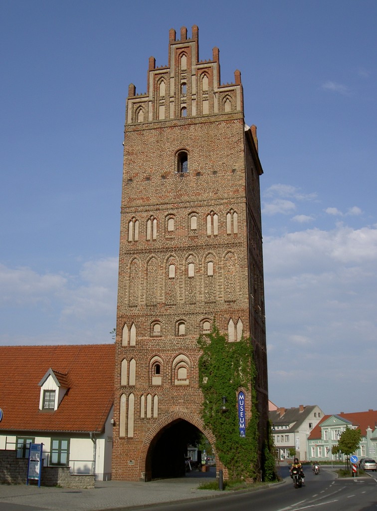 Anklam, Steintor, Stadttor mit Staffelgiebel aus dem 13. Jahrhundert, heute regional geschichtliches Museum (22.05.2012)