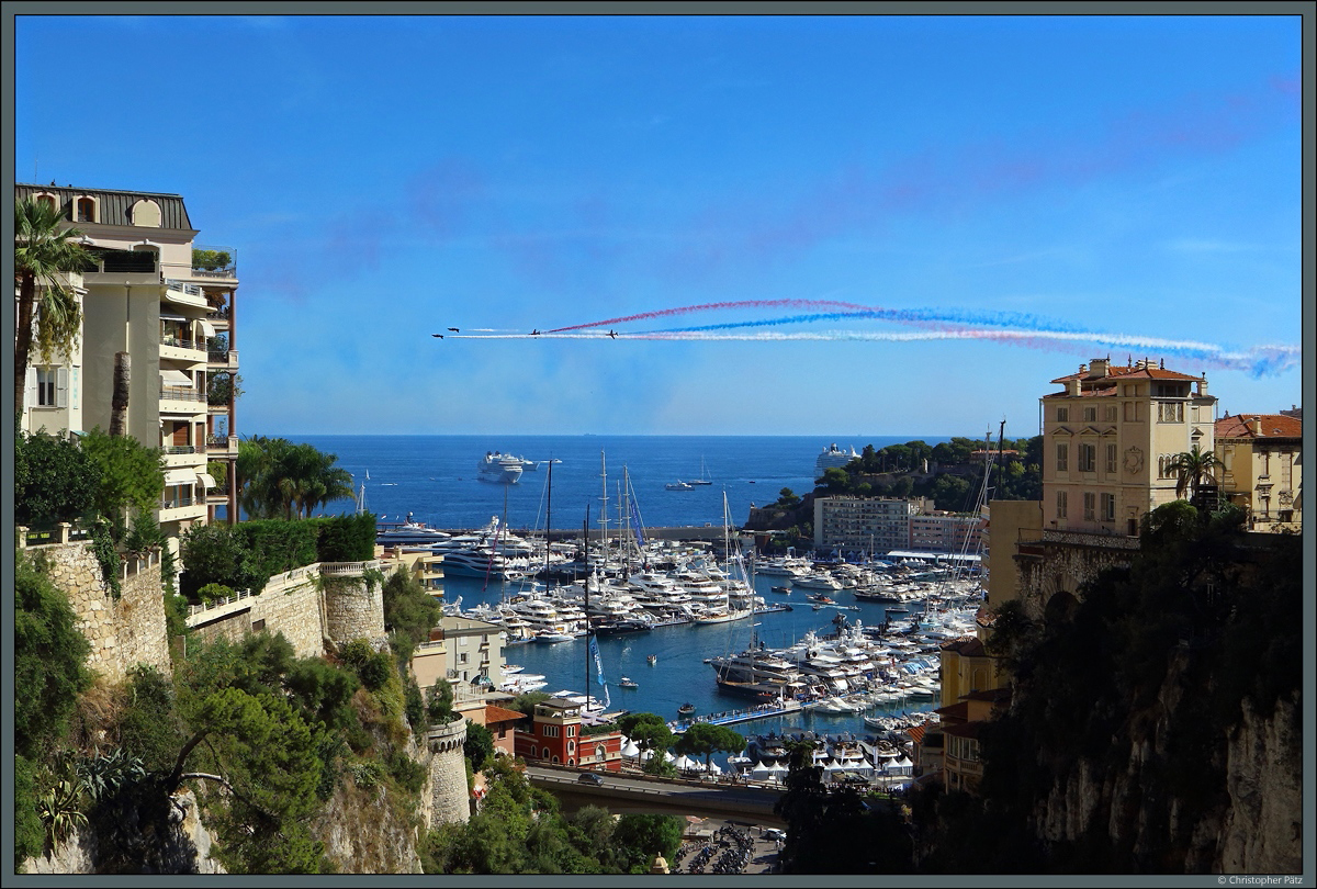 Anlsslich einer Yachtmesse im Port Hercule fand am 27.09.2018 eine Flugvorfhrung der Patrouille de France vor der Kste Monacos statt. Direkt unterhalb des Standpunktes befindet sich der unterirdische Bahnhof von Monaco, im Hintergrund ist der Stadtteil Monaco-Ville zu sehen. 