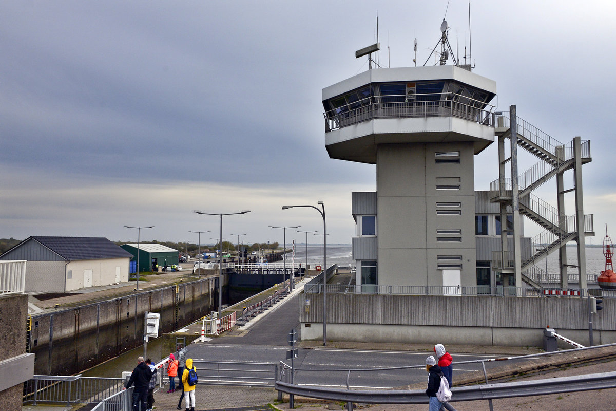 Anlage des Eidersperrwerks mit Kontrollturm nrdlich von Wesselburen. Aufnahme: 20. Oktober 2020.