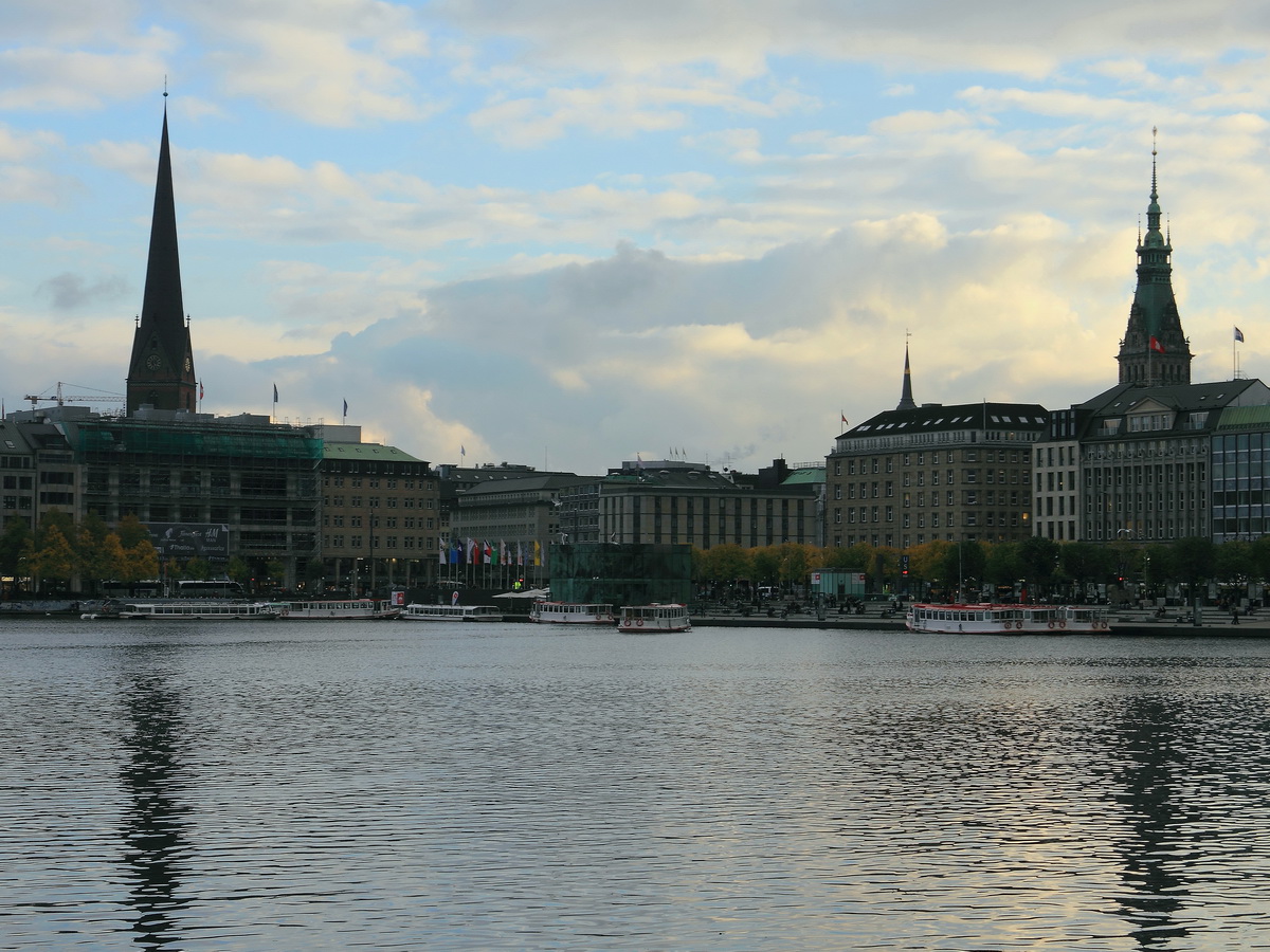 Anleger Jungfernstieg am 19. Oktober 2016 gesehen vom Ufer der Binnenalster.