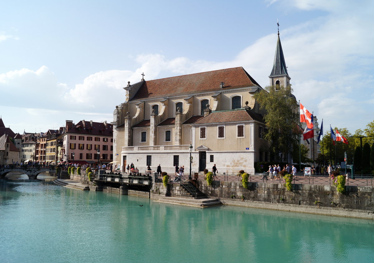 Annecy: Blick ber den Thiou zur katholischen Kirche glise Saint-Francois de Sales; 12.09.2018.