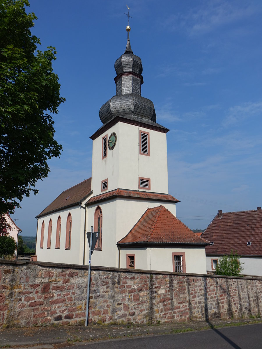 Ansbach, kath. Pfarrkirche St. Hubertus, Chorturmkirche mit Satteldach, erbaut im 17. Jahrhundert (12.05.2018)