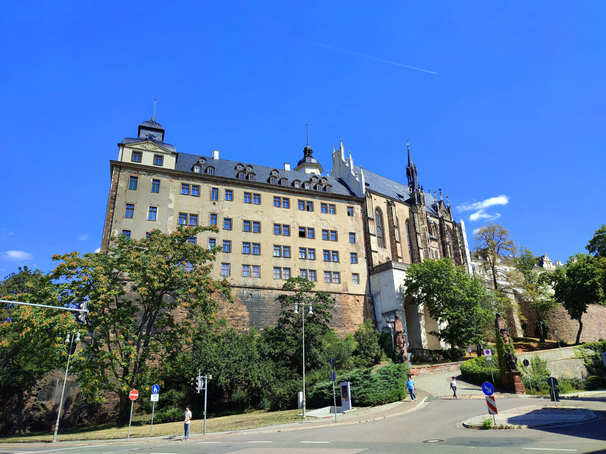 Ansicht auf das Residenzschloss. Das Schloss Altenburg ist ein bedeutendes historisches Wahrzeichen in Th�ringen. Es ist vor allem als ehemalige Residenz der Herz�ge von Sachsen-Altenburg bekannt und beherbergt heute ein kulturgeschichtliches Museum mit der ber�hmten Spielkartensammlung.