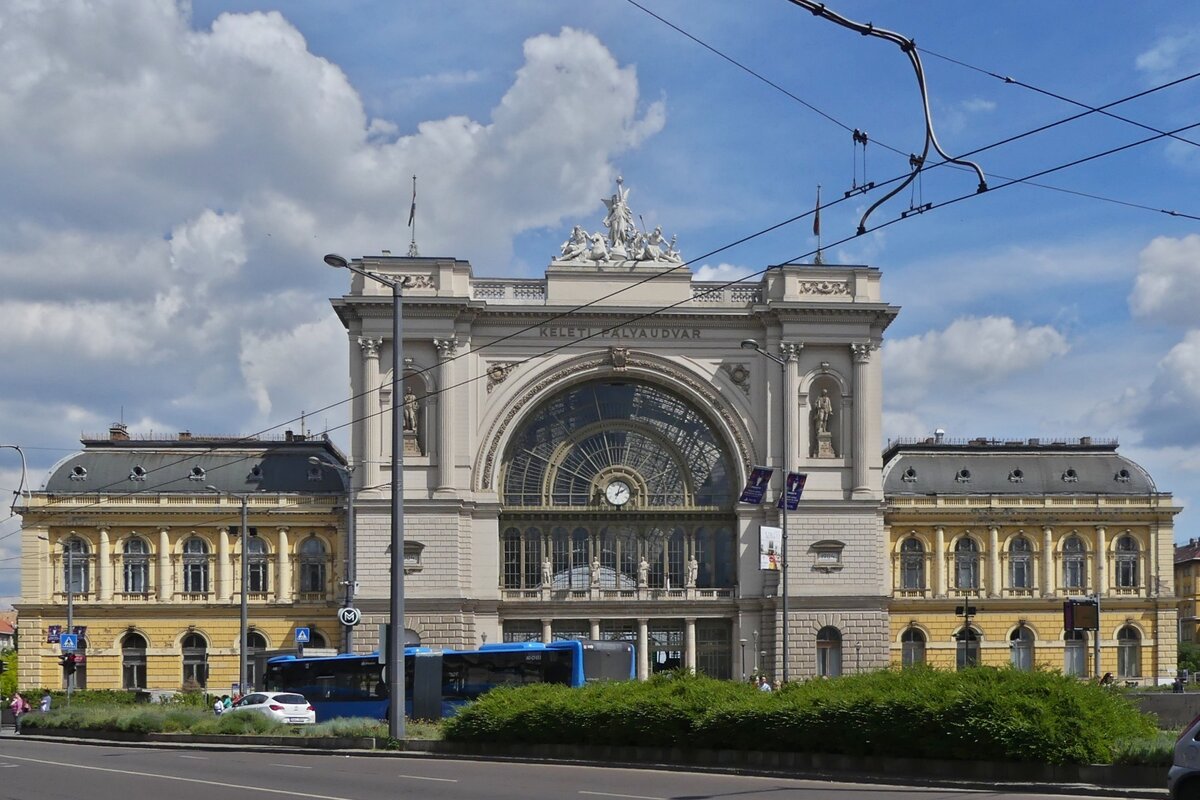 Ansicht einer Fassadenseite des Bahnhofs Budapest Keleti. 08.05.2026