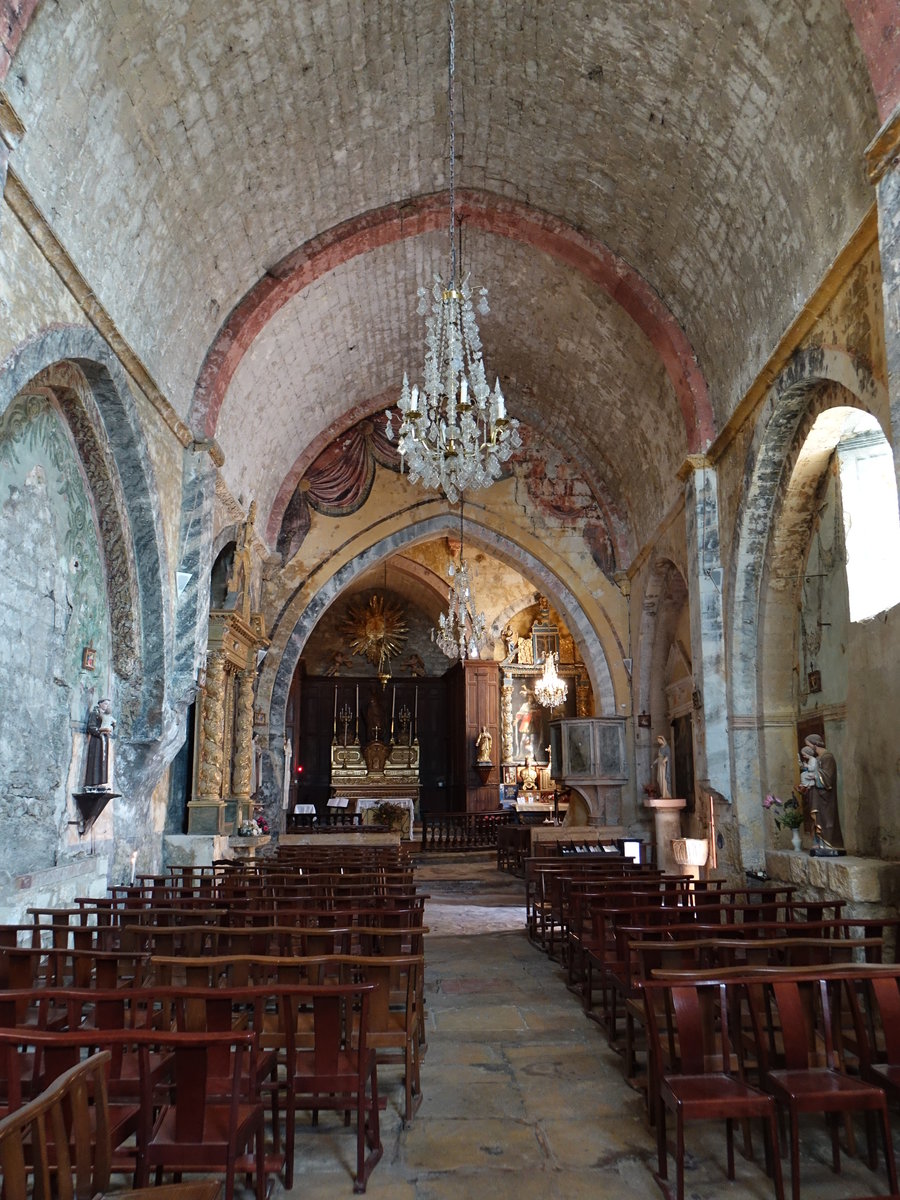 Ansouis, Innenraum der Pfarrkirche St. Martin, Taufstein von 1672 (24.09.2017)