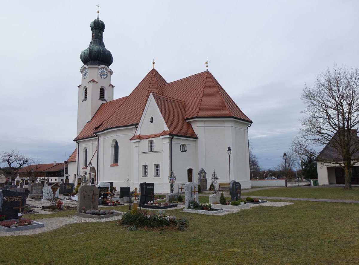 Antholing, St. Jakobus Kirche, neubarocker zentralisierender Saalbau, seitlichen Apsiden und Westturm mit Spindelhelm, erbaut von 1910 bis 1911 durch Johann Baptist Schott (09.02.2016)