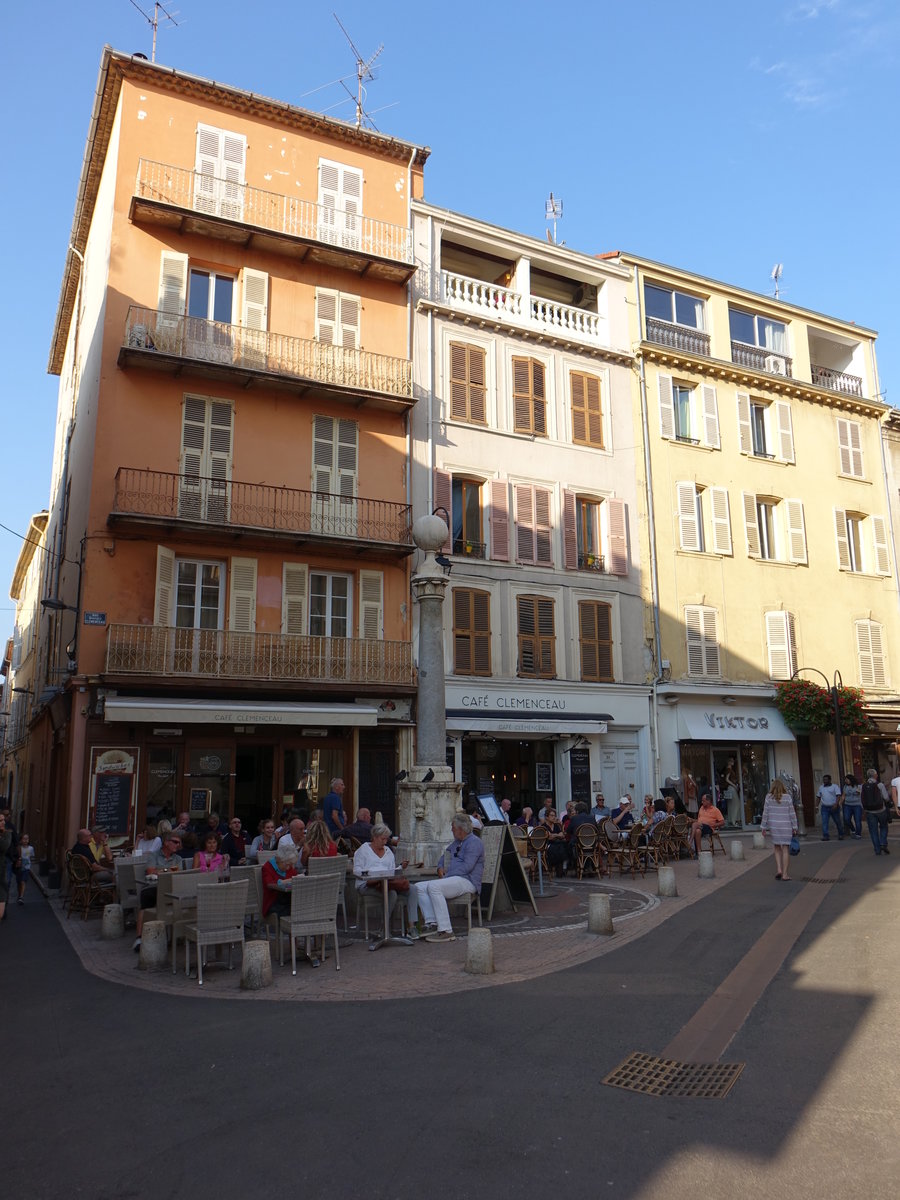 Antibes, Huser in der Rue de la Republique in der Altstadt (27.09.2017)