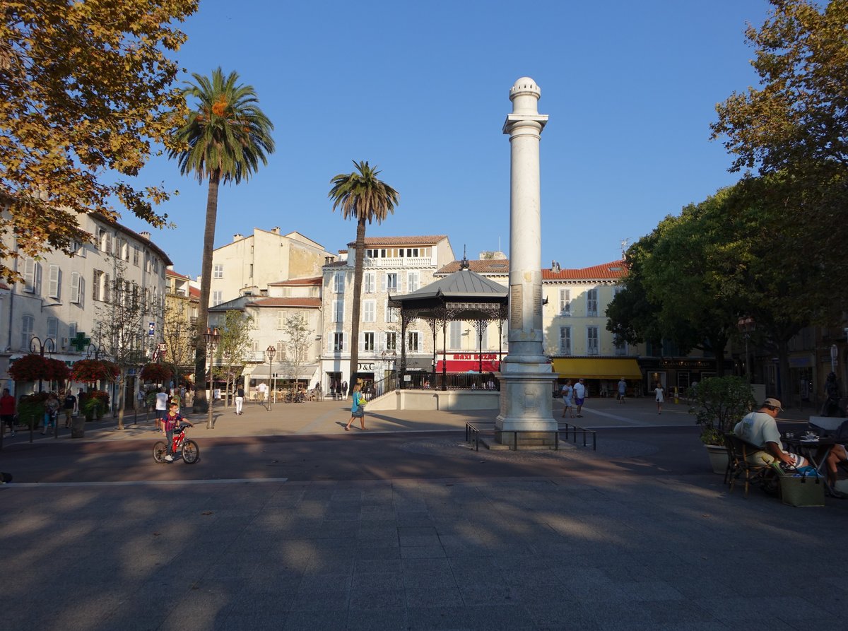 Antibes, historische Sule am Place Nationale (27.09.2017)