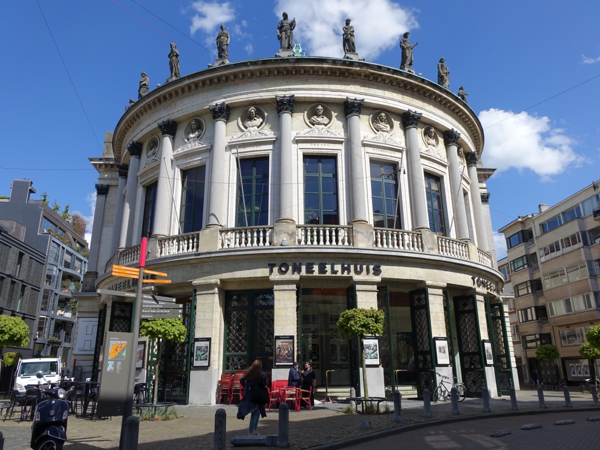 Antwerpen, Bourla Theater am Komedieplaats, erbaut von 1829 bis 1834 durch Pierre Bourla (28.04.2015)