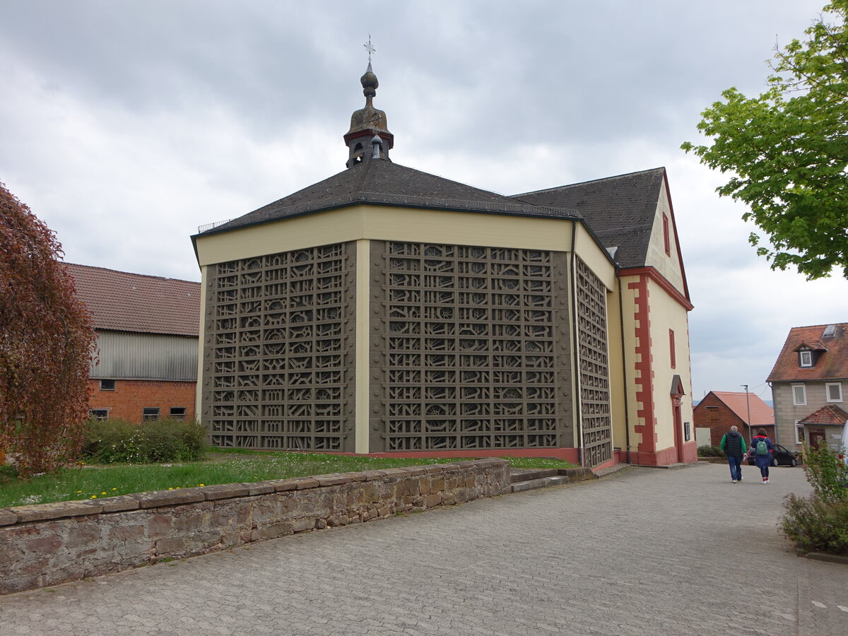 Anzefahr, kath. Pfarrkirche St. Michael, sptgotischer Saalbau erbaut 1711, moderner Anbau von 1975 (01.05.2022)