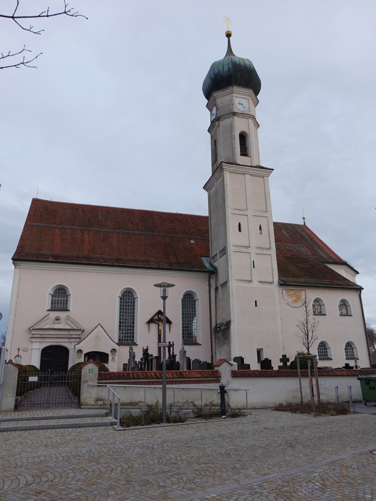 Anzing, kath. Maria Geburt Kirche, barocker Wandpfeilerbau mit stark eingezogenem Polygonalchor, sdlichem Flankenturm mit Zwiebelhaube, erbaut von 1677 bis 1681 durch Jrg Zwerger (09.02.2016)