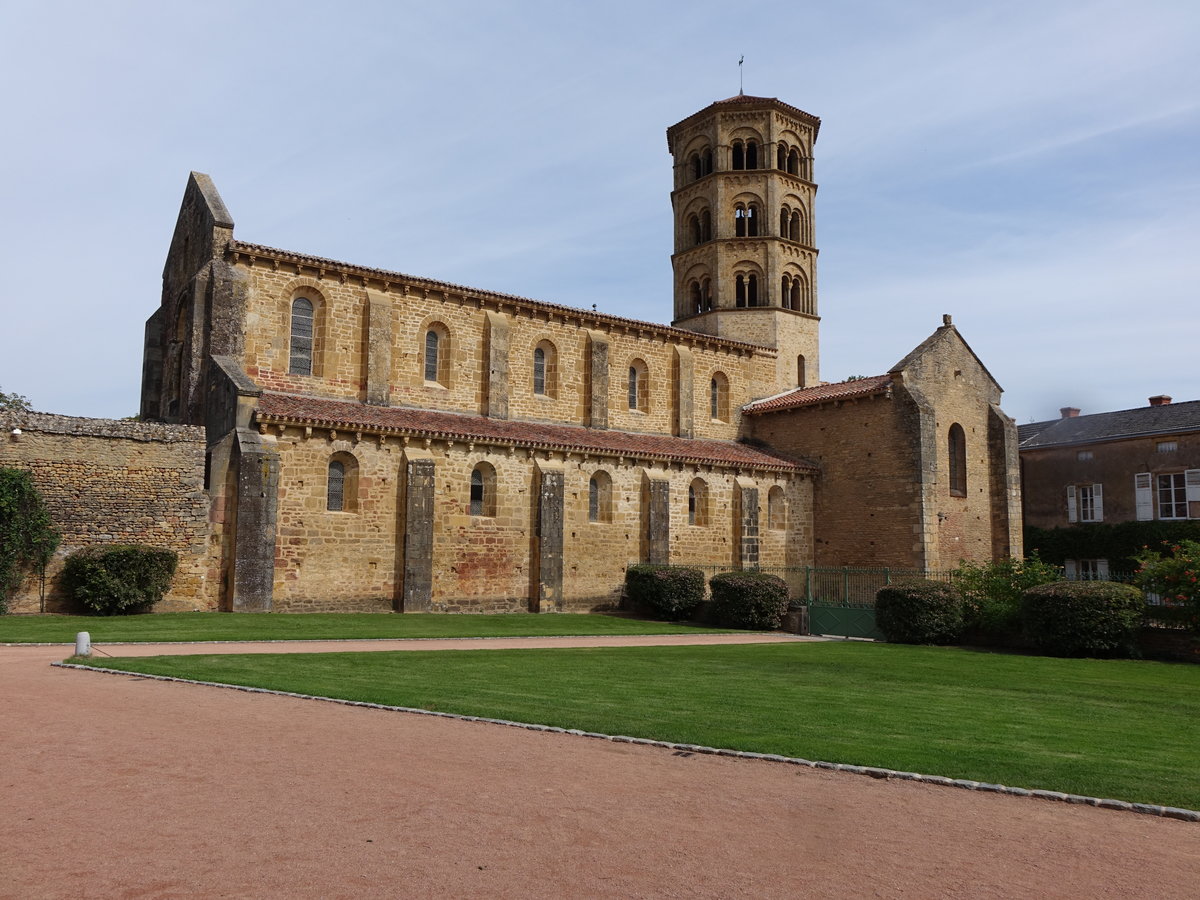 Anzy-le-Duc, Notre Dame Kirche, erbaut im 11. Jahrhundert mit oktogonalen Vierungsturm (22.09.2016)
