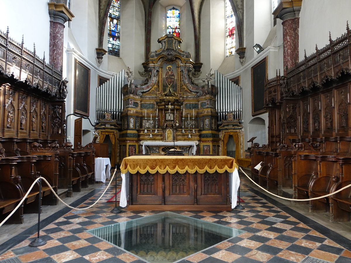 Aosta, Chorgesthl und Hochaltar in der Collegiata St. Pietro e Orso (05.10.2018)