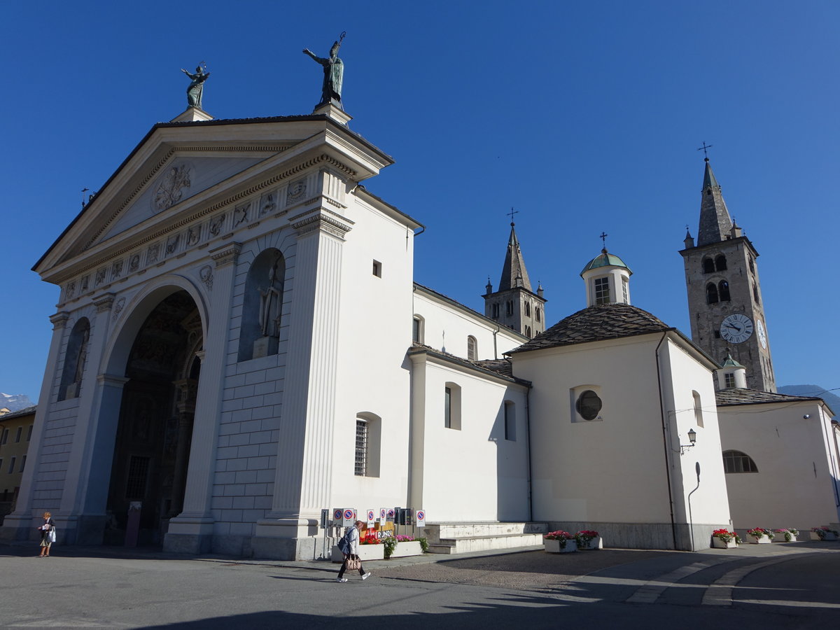 Aosta, Kathedrale St. Maria Assunta, erbaut im 11. Jahrhundert, Fassade erbaut von 1522 bis 1526 (05.10.2018)