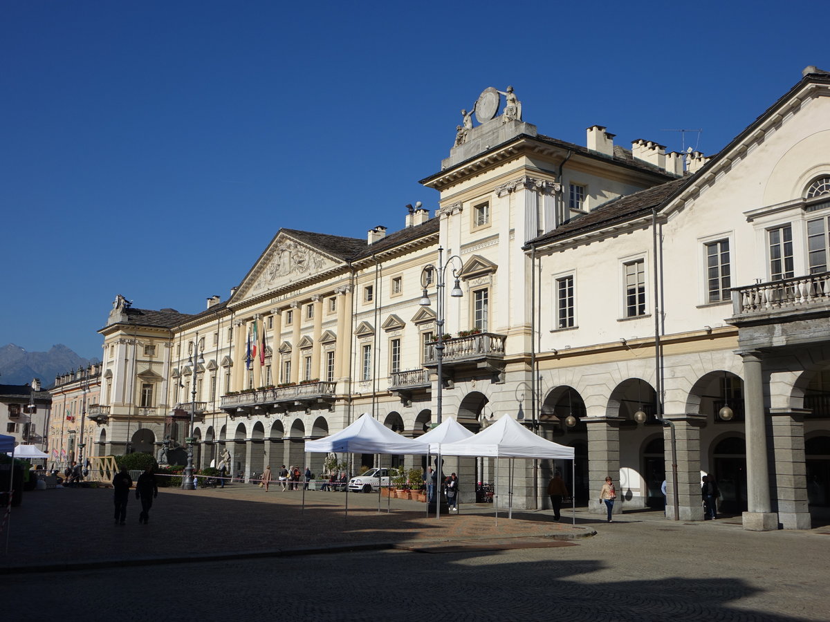 Aosta, Rathaus an der Piazza Emile Chanoux (05.10.2018)