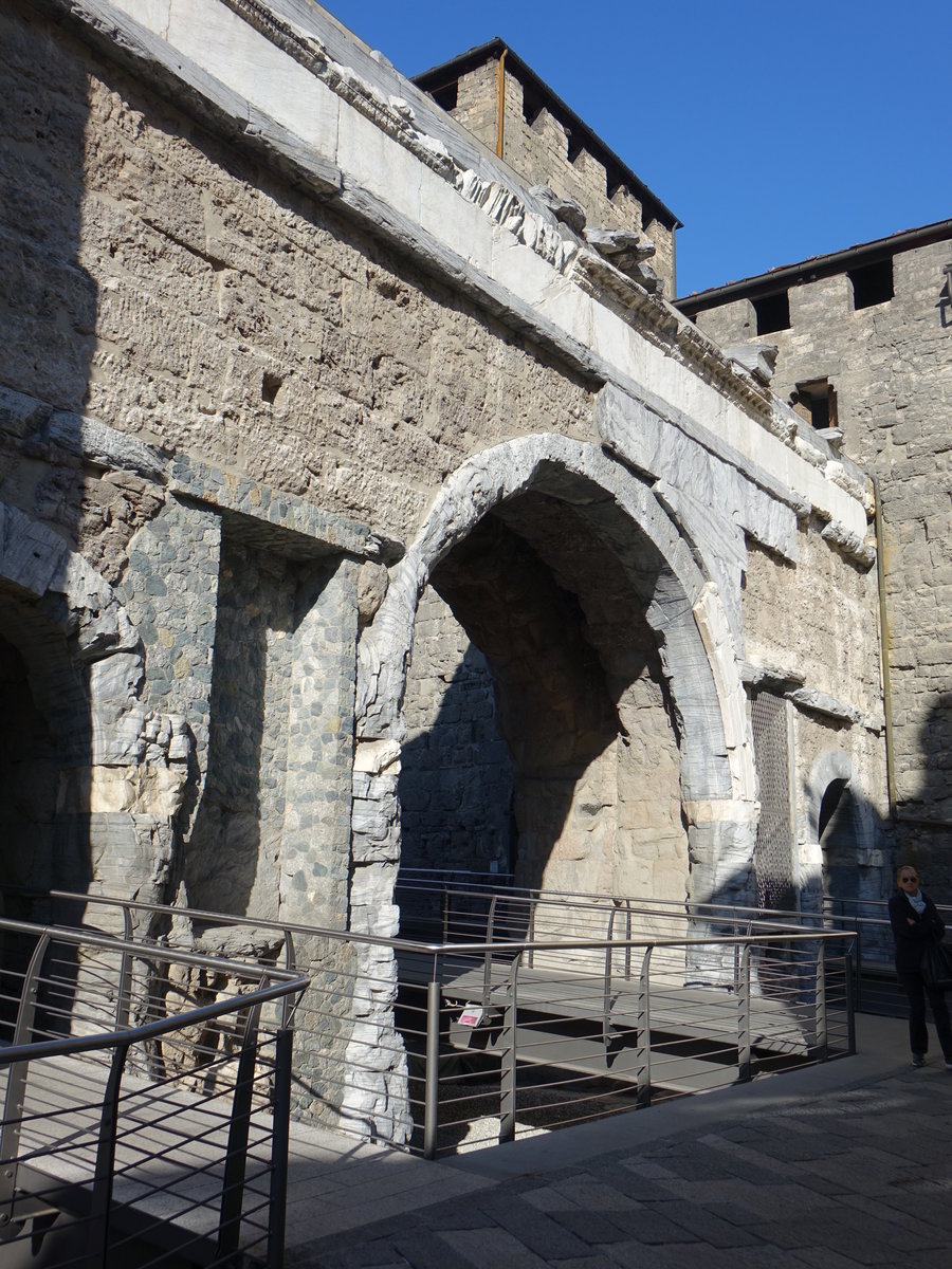 Aosta, rmisches Stadttor Porta Pretoria in der Via Torre Pretoriane, erbaut 24 vor Chr. (05.10.2018)