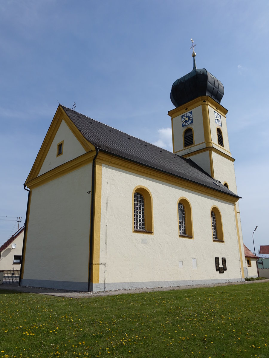 Appertshofen, kath. Pfarrkirche Maria Heimsuchung, Saalkirche mit flacher Decke und Hohlkehle, Chorturm mit Zwiebelhaube, erbaut im 16. Jahrhundert (01.05.2016)