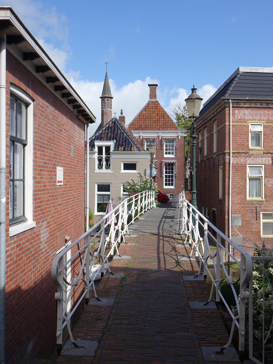 Appingedam, Fuweg von der Dijkstraat zur Schwerderstraat mit Turm der St. Nicolas Kirche (28.07.2017)