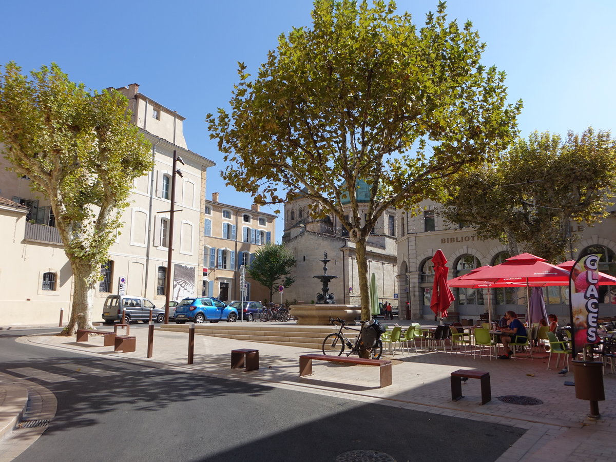 Apt, Brunnen und Gebude am Place Jean Jaures (24.09.2017)