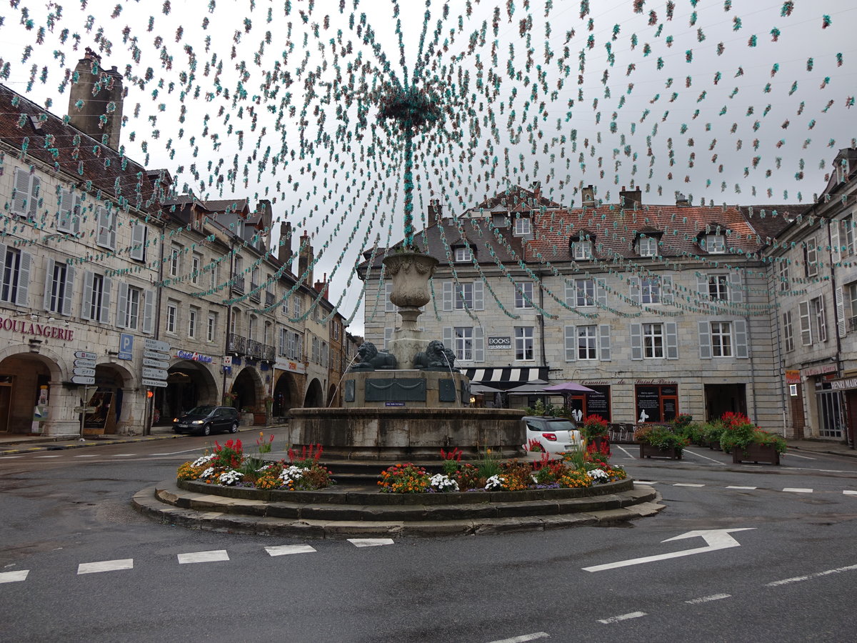 Arbois, Arkadenhuser aus dem 18. Jahrhundert am Place de la Liberte (17.09.2016)