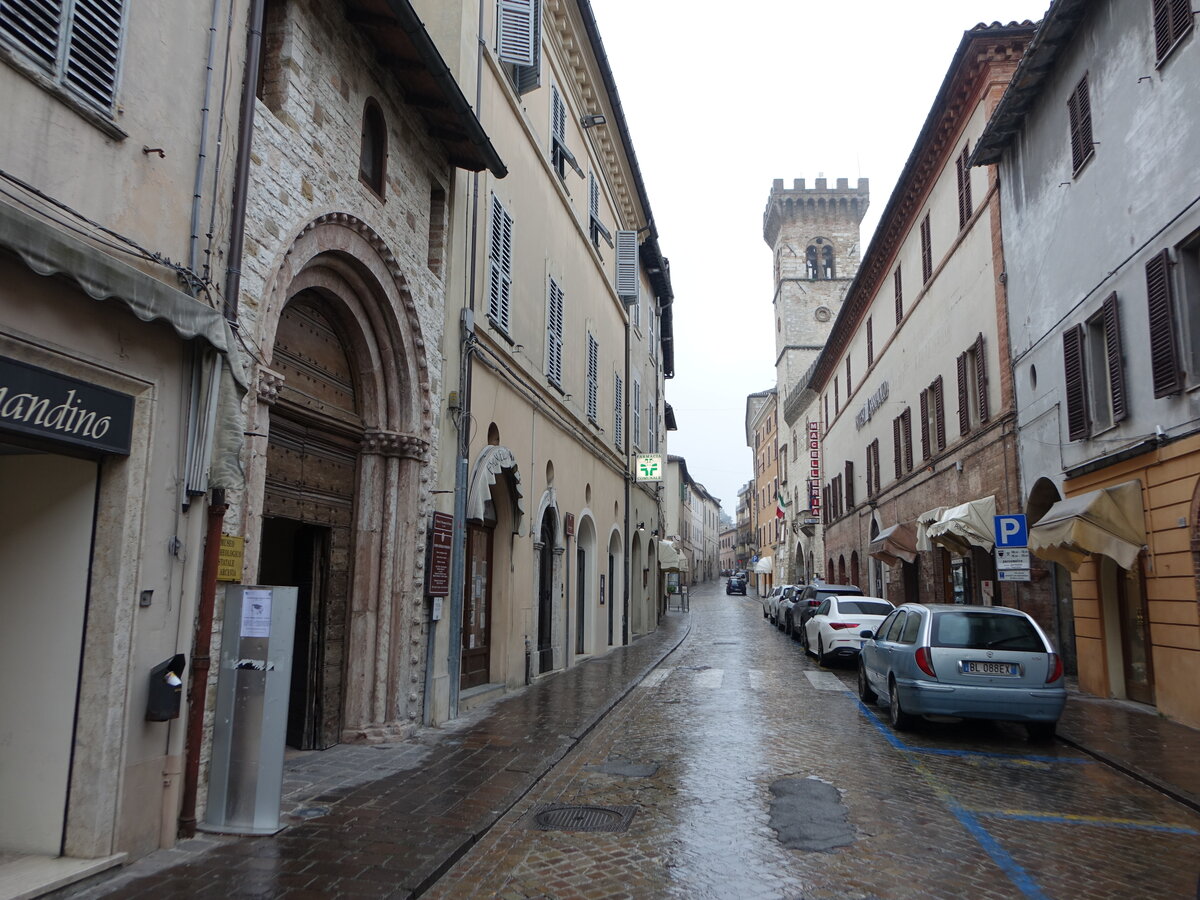 Arcevia, Pfarrkirche San Francesco und Torre Civica am Corso Giuseppe Mazzini, Kirche erbaut im 13. Jahrhundert (30.03.2022)