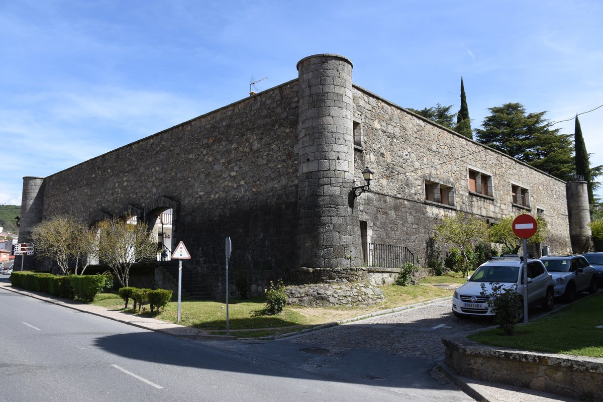 ARENAS DE SAN PEDRO (Provincia de vila), 16.04.2019, Castillo de D. lvaro de Luna an der Avenida Vctimas del Terrorismo