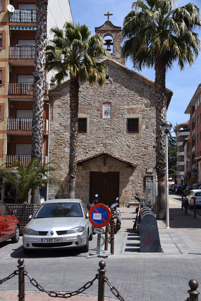 ARENAS DE SAN PEDRO (Provincia de vila), 16.04.2019, eine kleine Kirche zwischen Hochhusern in der C/ Dr. Lorenzo Valsquez