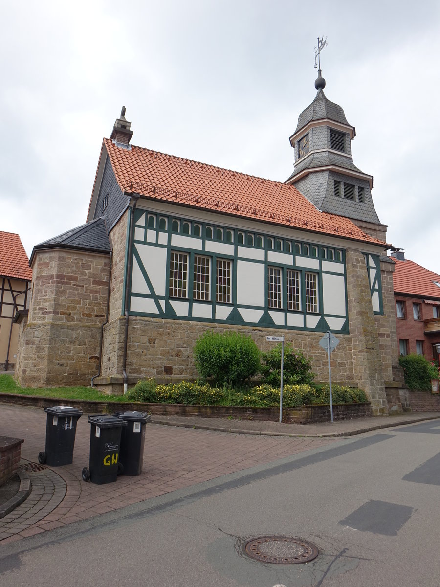 Arenborn, Ev. Jugendstil Kirche, erbaut 1912, Fachwerkkirche auf Sandsteinsockel (06.06.2019)