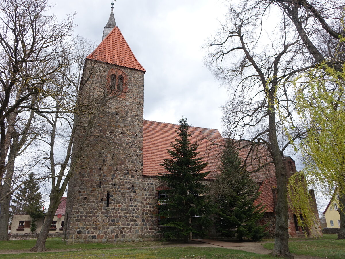 Arensdorf, evangelische Kirche, erbaut im 13. Jahrhundert (05.04.2026)