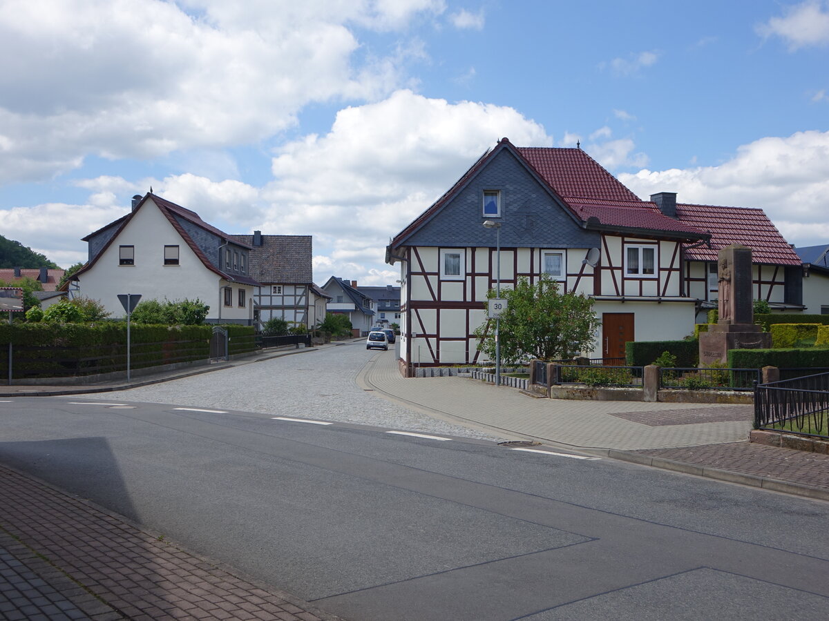 Arenshausen, Fachwerkhuser in der Thomas Mnzer Strae (03.06.2022)