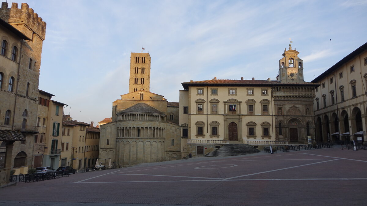 Arezzo, Muserum Fraterinta dei Laici und St. Maria Kirche an der Piazza Grande (26.03.2022)