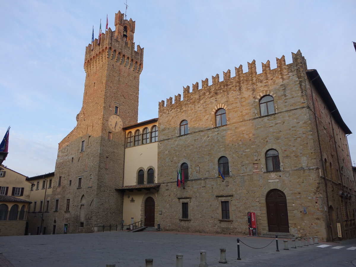 Arezzo, Palazzo dei Priori an der Piazza della Liberta, erbaut ab 1333 (26.03.2022)