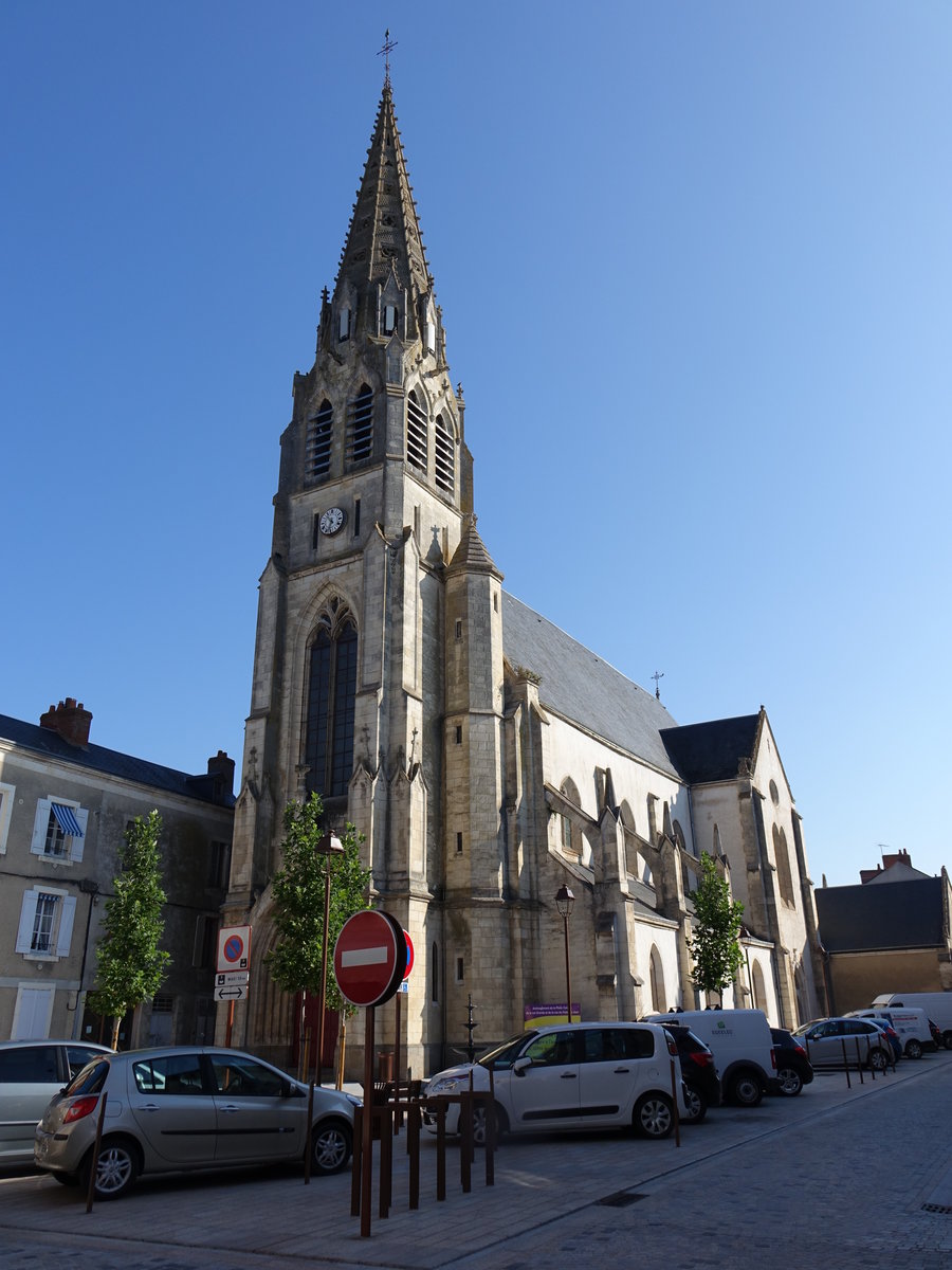 Argenton-sur-Creuse, St. Sauveur Kirche, erbaut im 13. Jahrhundert, neugotischer Glockenturm von 1863 (21.09.2016)