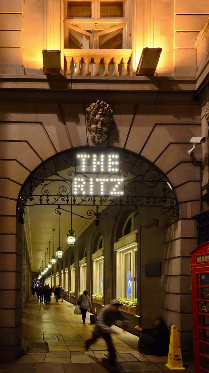 Arkadengang am Ritz. (London, September 2013)