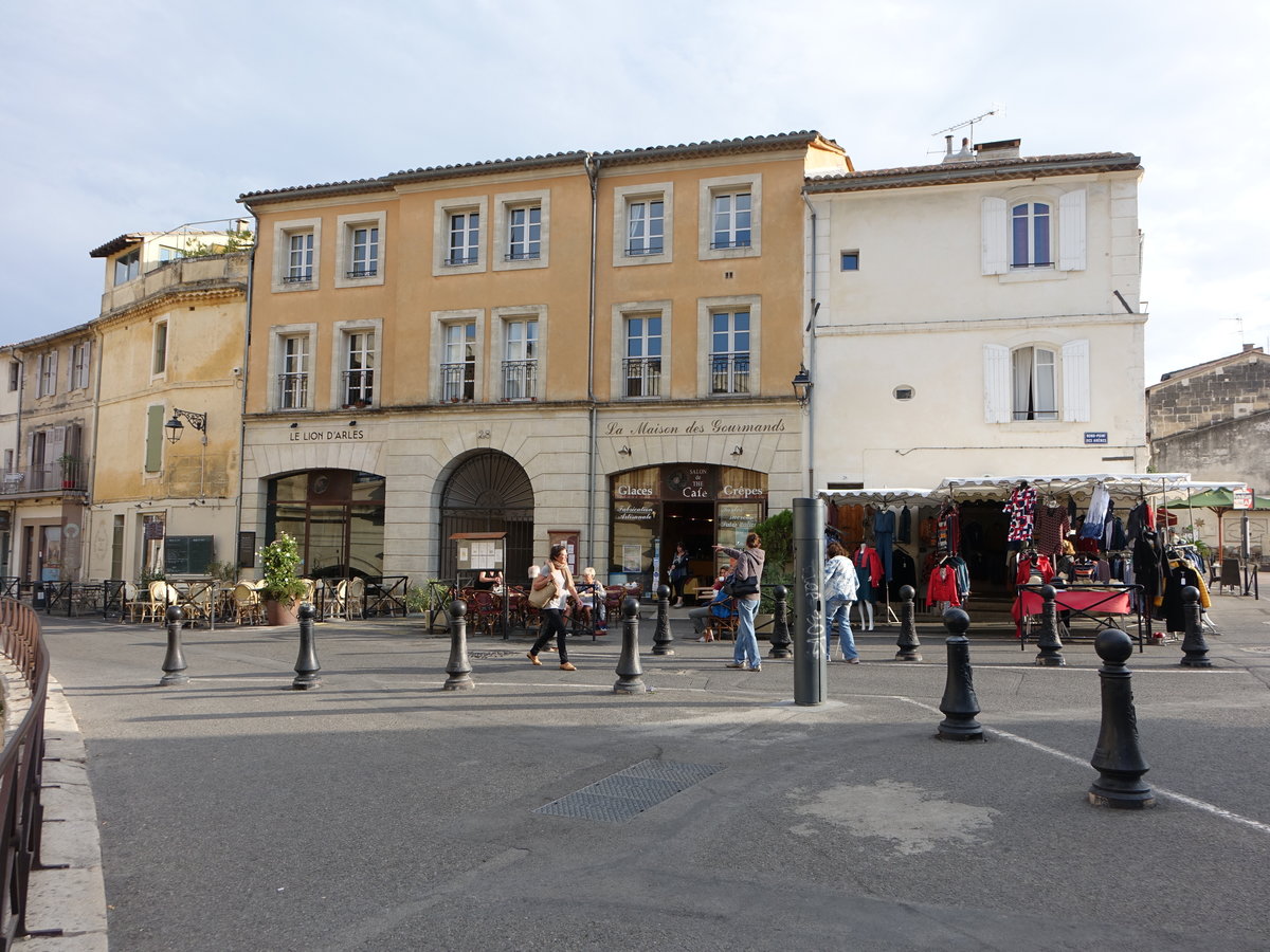 Arles, alte Huser am Rond-Point des Arenes (25.09.2017)