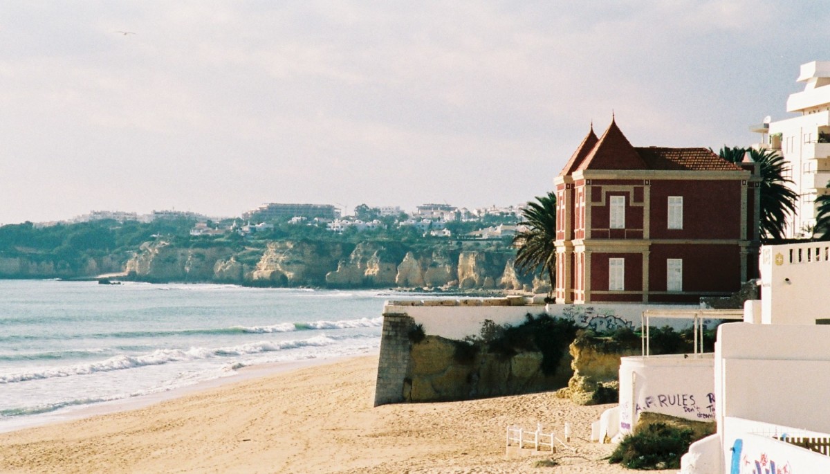 ARMAO DE PRA (Concelho de Silves), 15.01.2001, markantes Gebude am Ortsstrand