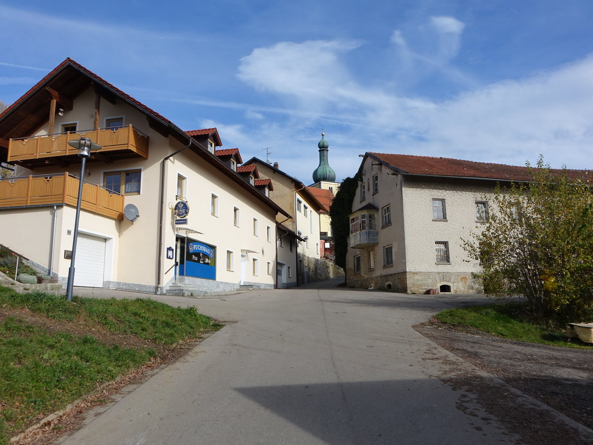 Arnbruck, Blick in die Wittelsbacher Strae  mit der Pfarrkirche St. Bartholomus (04.11.2017)