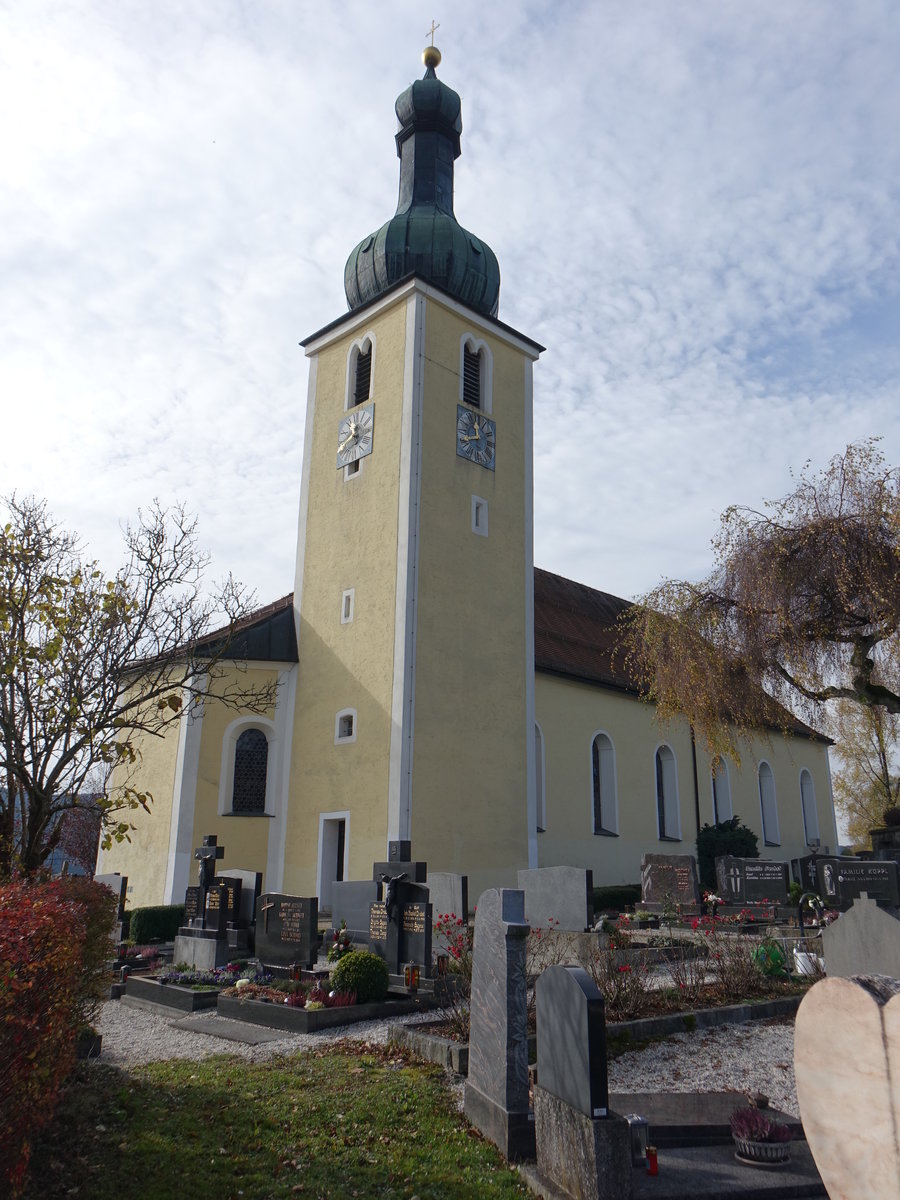 Arnbruck, kath. Pfarrkirche St. Bartholomus, Saalkirche mit Walmdach und eingezogenem Chor, Turm und Chor frhgotisch, Langhaus barock (04.11.2017)