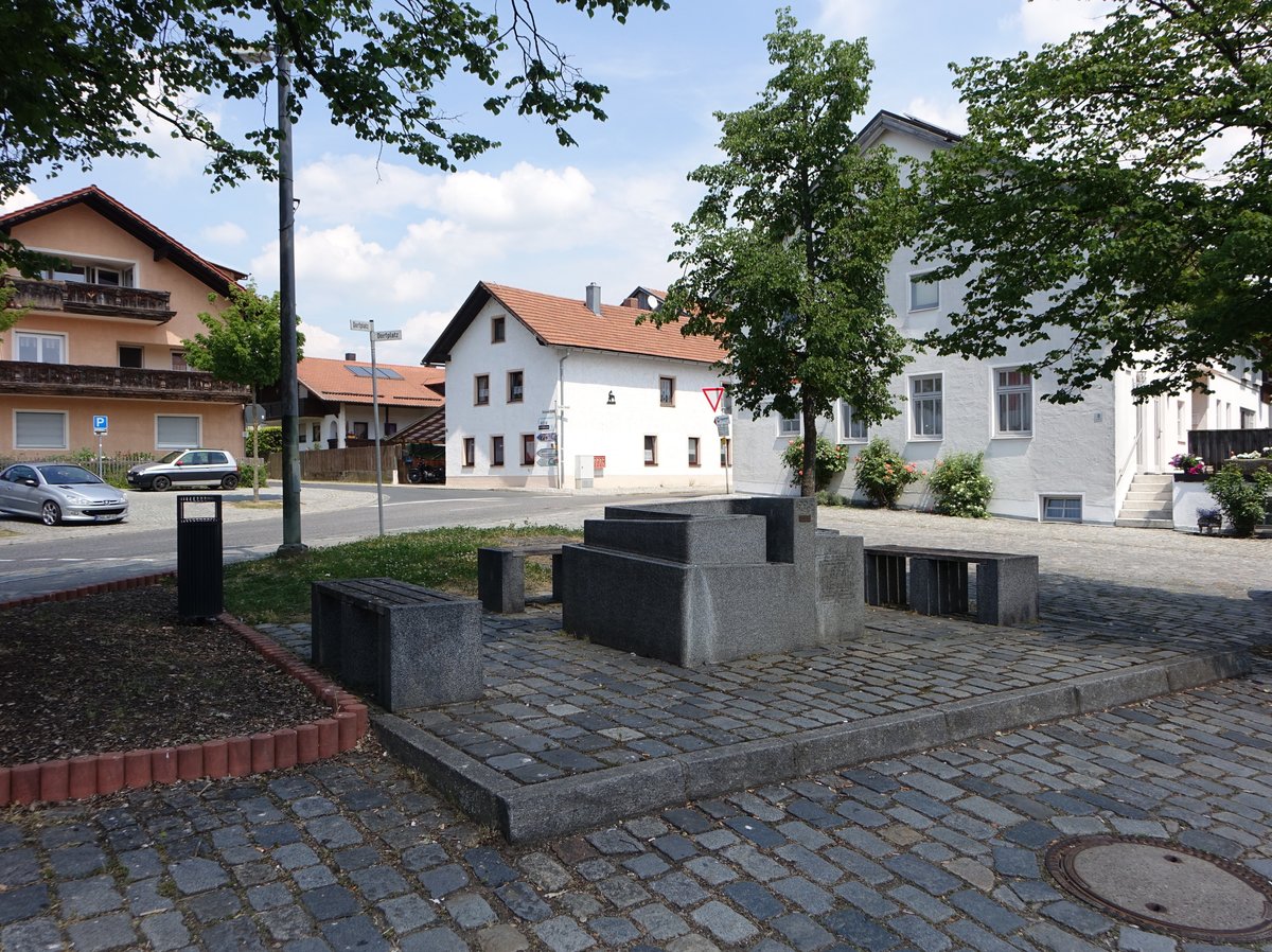 Arnschwang, Labyrinthbrunnen von 1995 am Dorfplatz, erschaffen anlsslich der 1200-Jahr-Feier vom einheimischen Bildhauer Toni Scheubeck (03.06.2017)