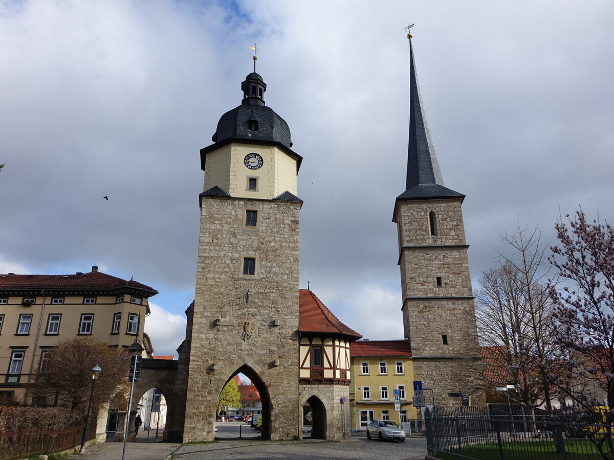 Arnstadt, Riedtor und Jacobsturm in der Strae vor dem Riedtor, Riedtor erbaut im 16. Jahrhundert, Jacobsturm von 1494 (16.04.2022)