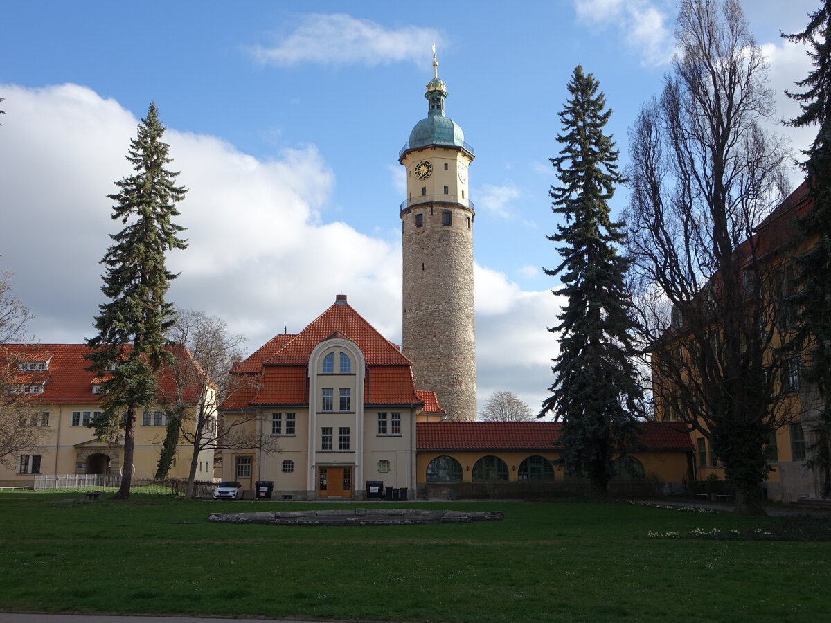 Arnstadt, Schloss Neideck, erbaut von 1553 bis 1560 durch Graf Gnther XLI. von Schwarzburg, nur der 65 meter hoher Schloturm erhalten (16.04.2022)