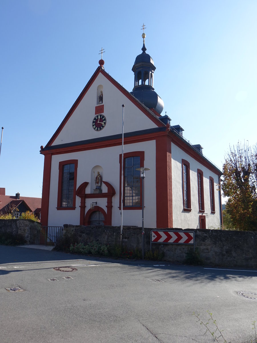 Arnstein, kath. Pfarrkirche St. Nikolaus, Saalkirche mit eingezogenem Chor, erbaut von 1732 bis 1734 nach Plnen der Balthasar-Neumann-Schule (14.10.2018)