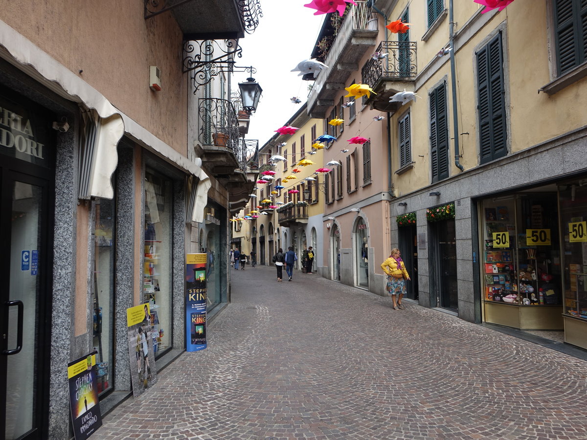 Arona, Häuser und Geschäfte in der Via Camillo Cavour (06.10.2019)
