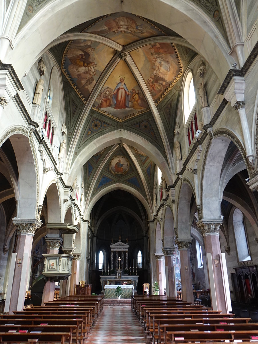 Arona, Innenraum der Kollegiatskirche della Nativita di Maria Vergine, erbaut von 1468 bis 1488 (06.10.2019)