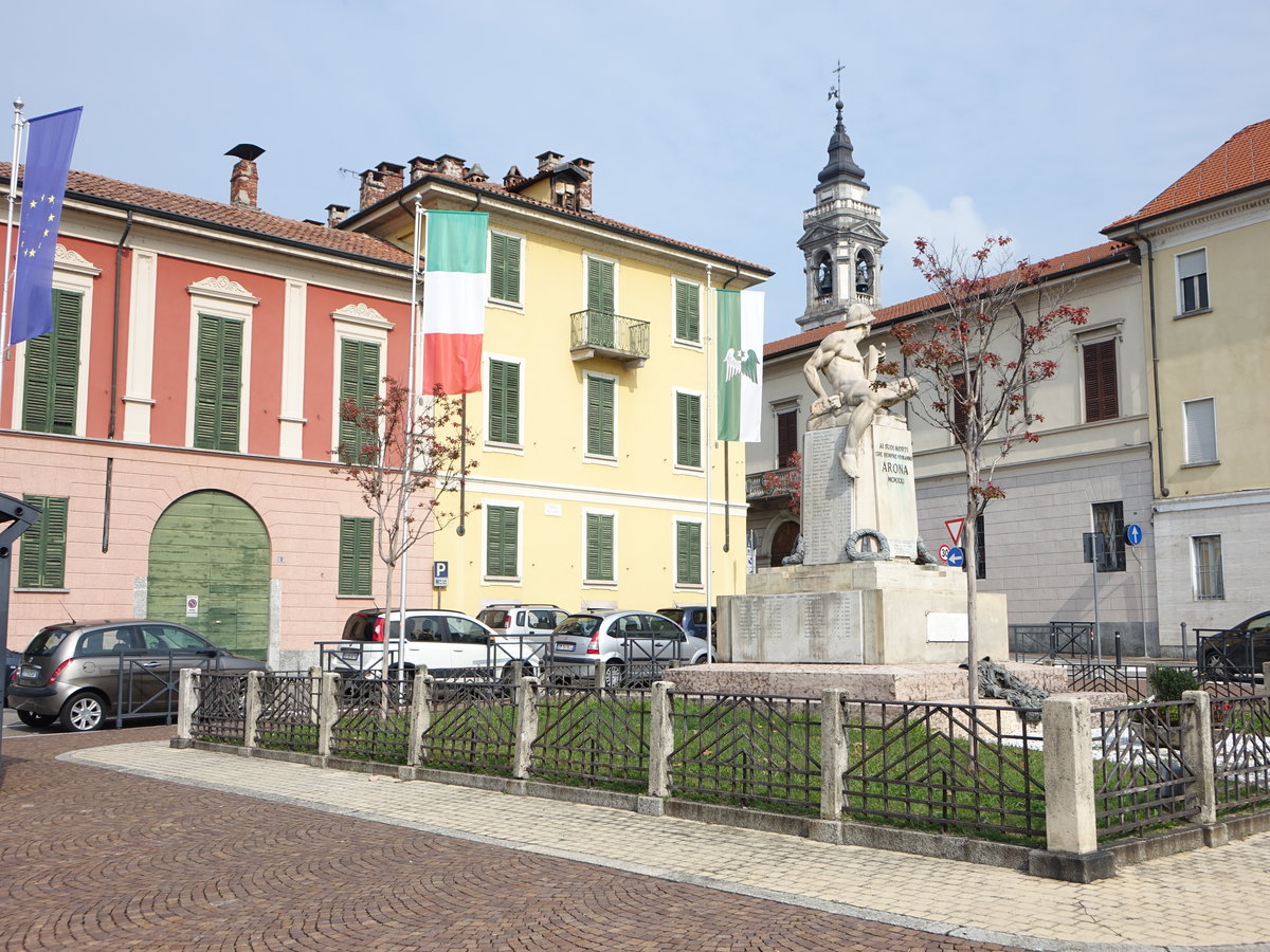 Arona, Kriegerdenkmal an der Piazza Filippi (06.10.2019)