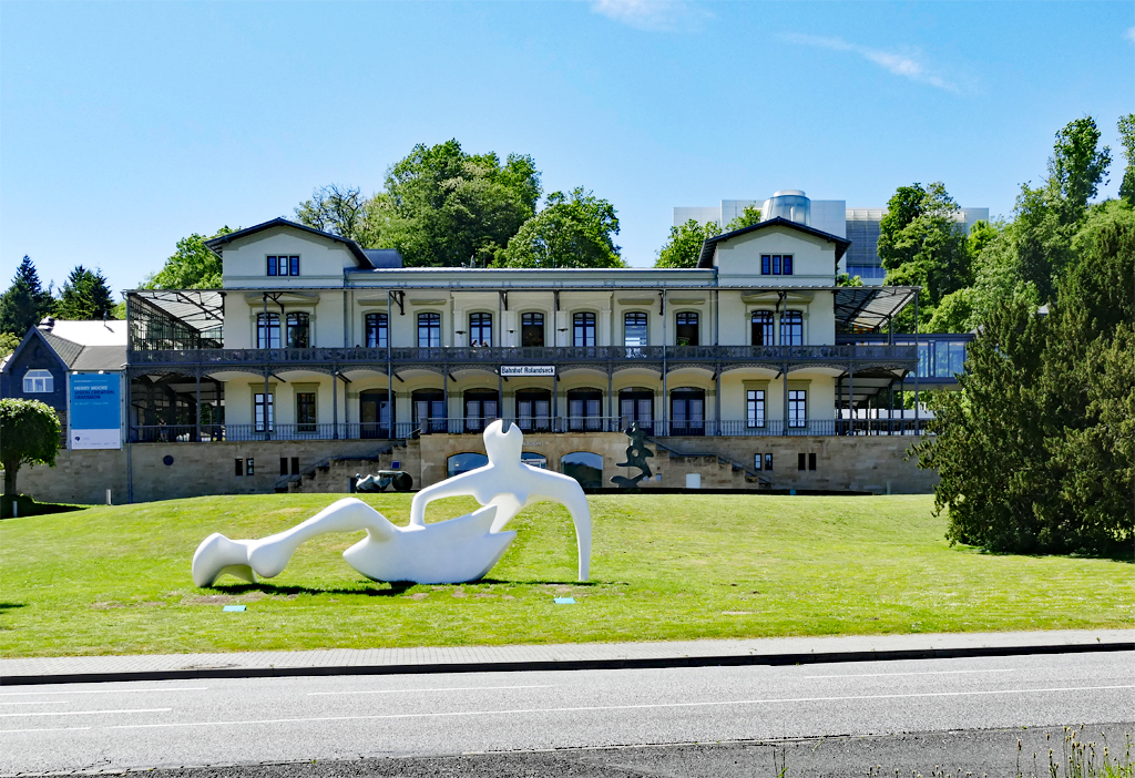 Arp-Museum Bahnhof-Rolandseck mit Skulptur. Das Museum besteht aus dem alten Bahnhofsgebude und dem etwas oberhalb liegenden Neubau. Rolandseck 27.05.2017