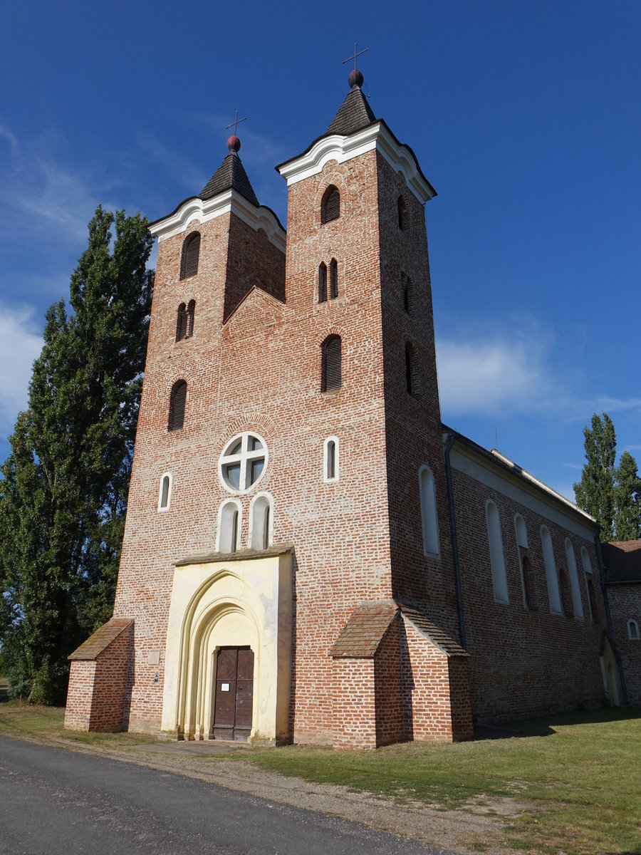 Arpas, zweitrmige St. Jakob Kirche, erbaut im 13. Jahrhundert (27.08.2018)