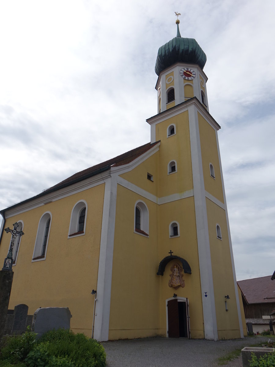 Arrach, kath. Pfarrkirche St. Valentin, Saalbau mit eingezogenem Chor, Fassadenturm mit Zwiebelhaube und Putzgliederungen, Chor gotisch, sptbarockes Langhaus erbaut von 1750 bis 1752 (05.06.2017)