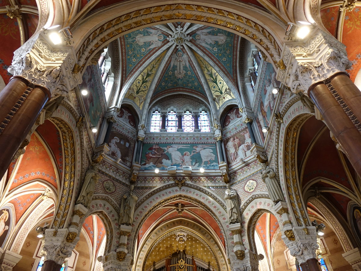 Ars-sur-Formans, Blick in die Kuppel der Basilika St. Sixte (23.09.2016)