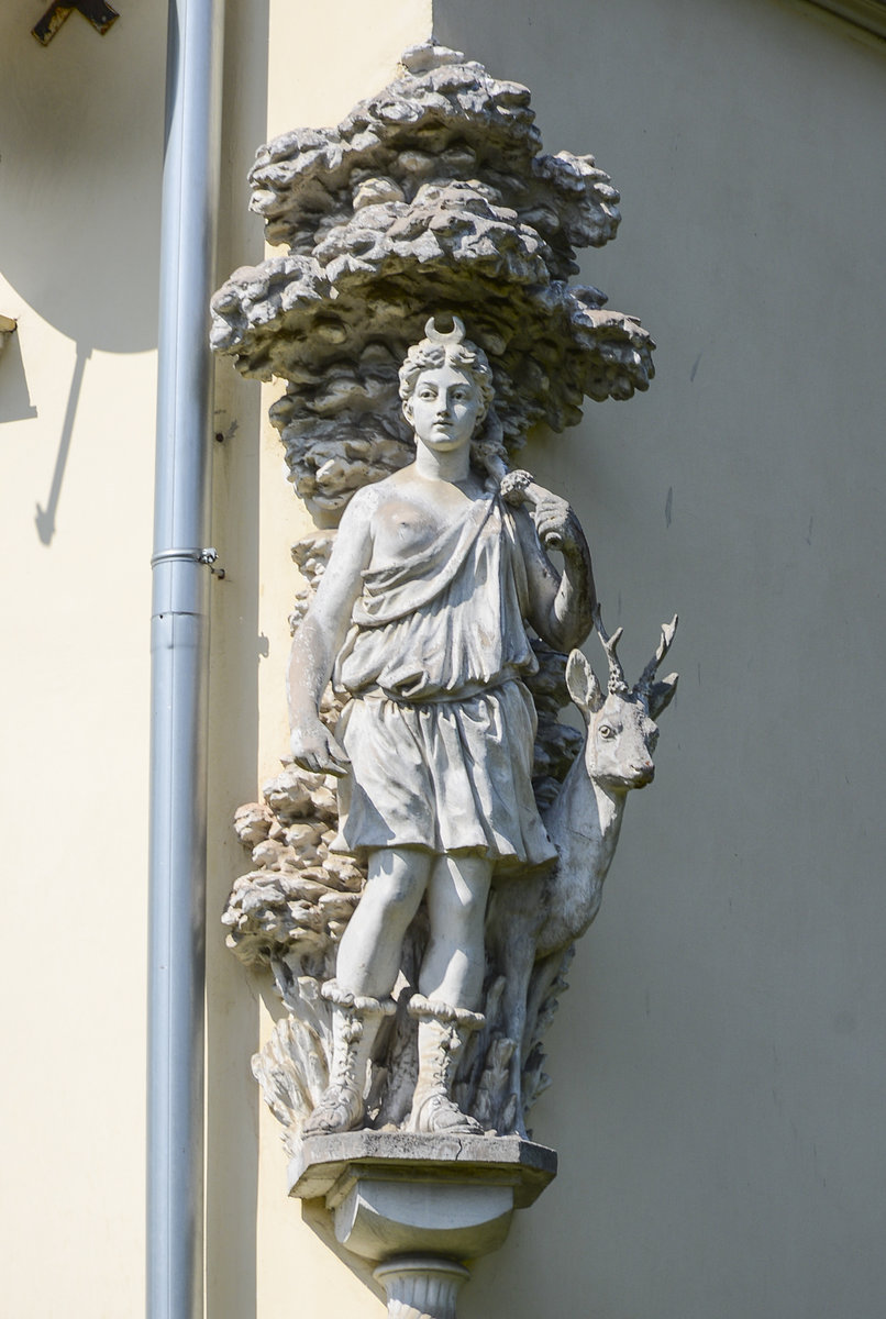 Artemis, die Gttin der Jagd, der Geburt und des Mondes, als Eckfigur an der Fassade eines Hauses in Danzig Langfuhr / Jschkental. Die Gttin - hier in Gesellschaft eines Rehbocks - trgt auf ihrem Haupt eine Mondsichel. Aufnahme: 14. August 2019.